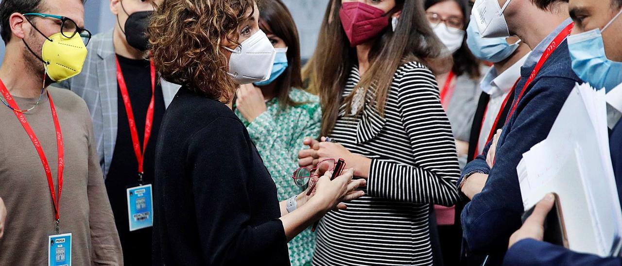 María Jesús Montero, ministra de Hacienda, charla con los periodistas, ayer, a la finalización de la rueda de prensa posterior al Consejo de Ministros. | | EFE