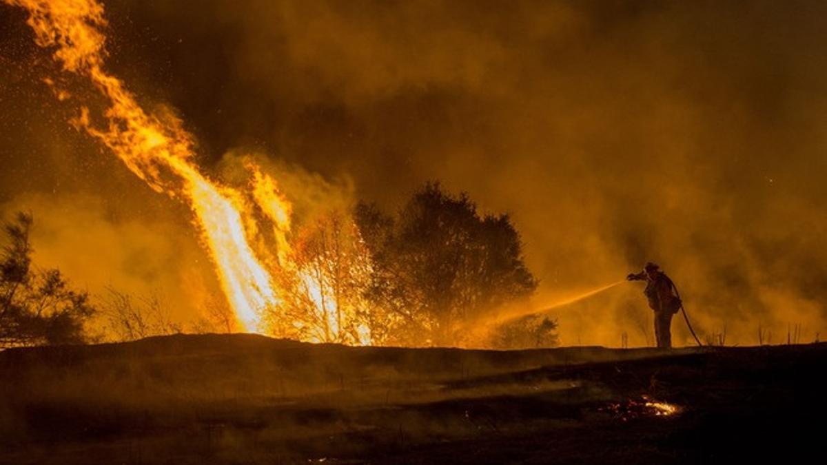 Un bombero combate el incendio 'Rocky', cerca de Clearlake (California), este domingo.