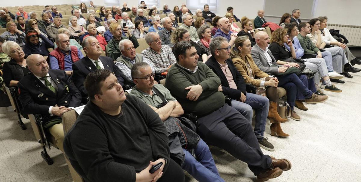 Por la izquierda, en primera fila, Christian Guisado, Alfonso Zuazua, los foristas Pelayo Barcia y Gilberto Villoria, los populares Cristina Villanueva y Abel Junquera, la socialista Carmen Eva Pérez, Noelia Ordieres y Javier Suárez Llana (IU), y Olaya Suárez y Alejandra Tejón (Podemos), ayer, durante la conferencia.