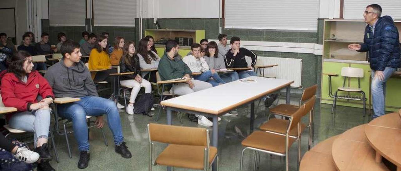 Pedro Pérez, ayer, impartiendo su charla a alumnos del instituto Antón Losada Diéguez. // Bernabé/Ana Agra