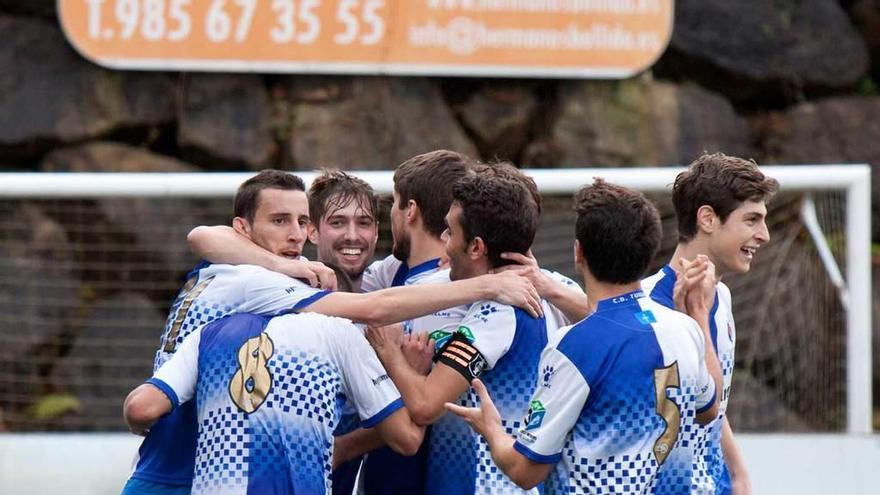 Los jugadores del Tuilla celebran uno de los tantos ante el Covadonga.