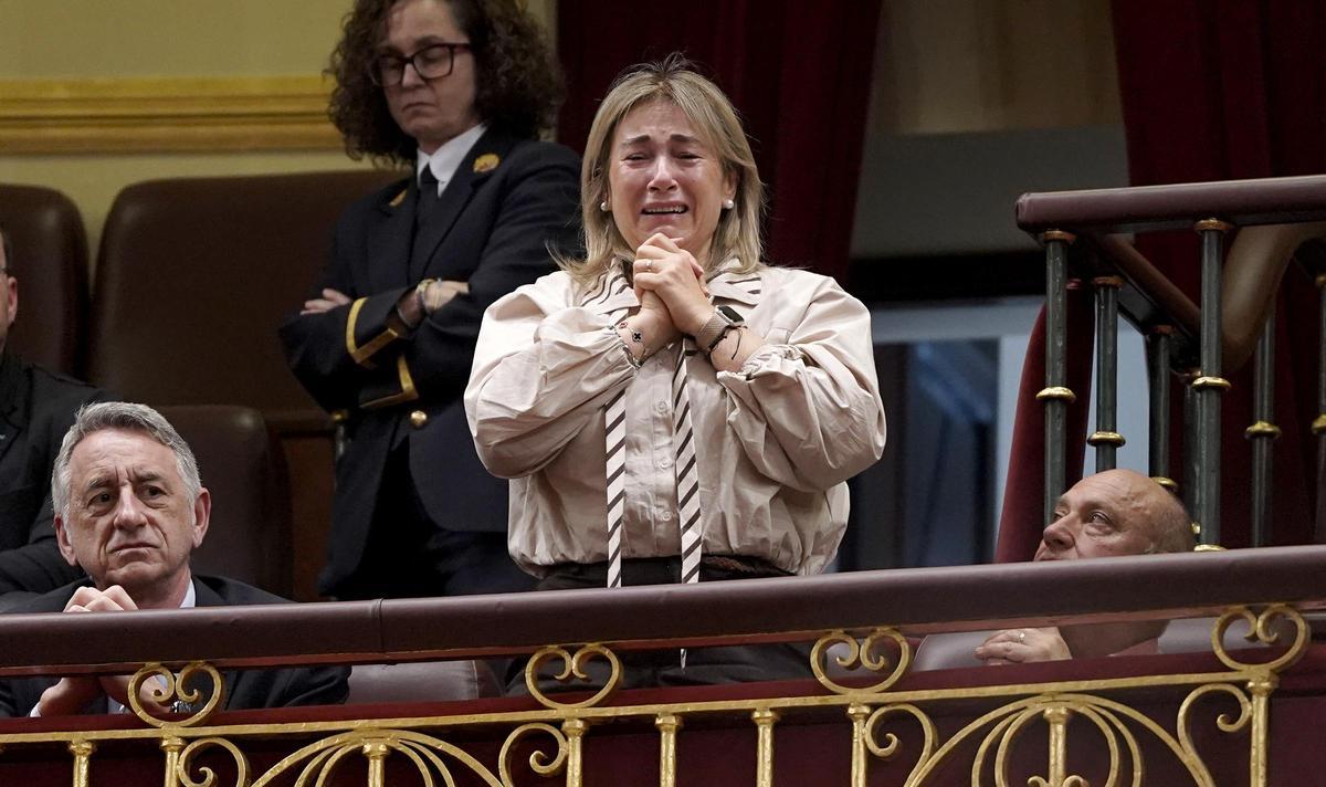 Marisol Burón, madre de Marta Calvo, y Mariano Navarro, psicólogo y portavoz de la familia, en el Congreso de los Diputados.