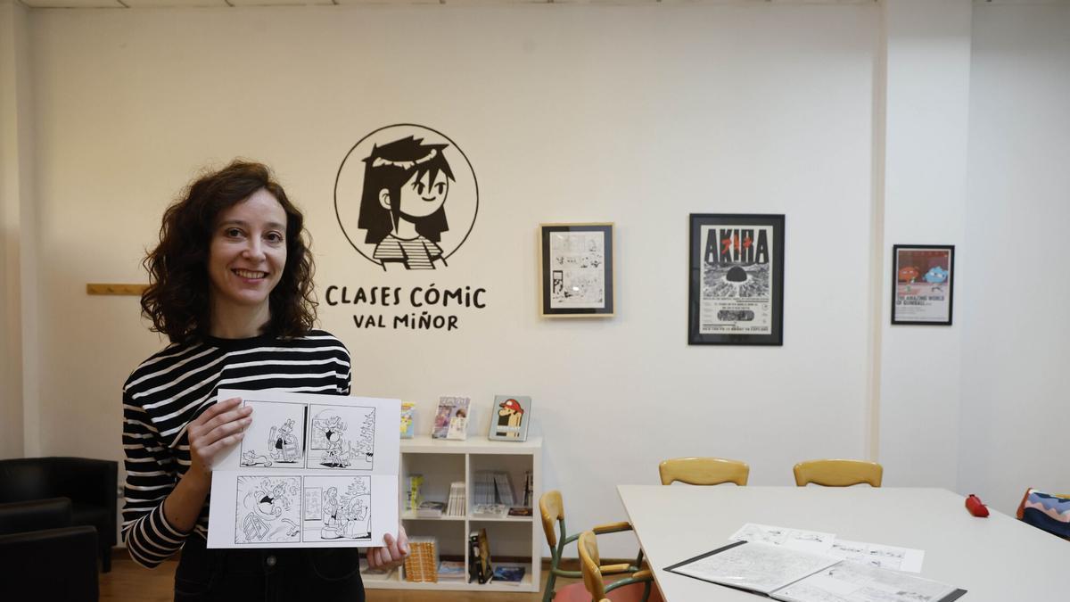 La ilustradora Coral Martínez, en su academia Clases Cómic Val Miñor, en A Ramallosa.