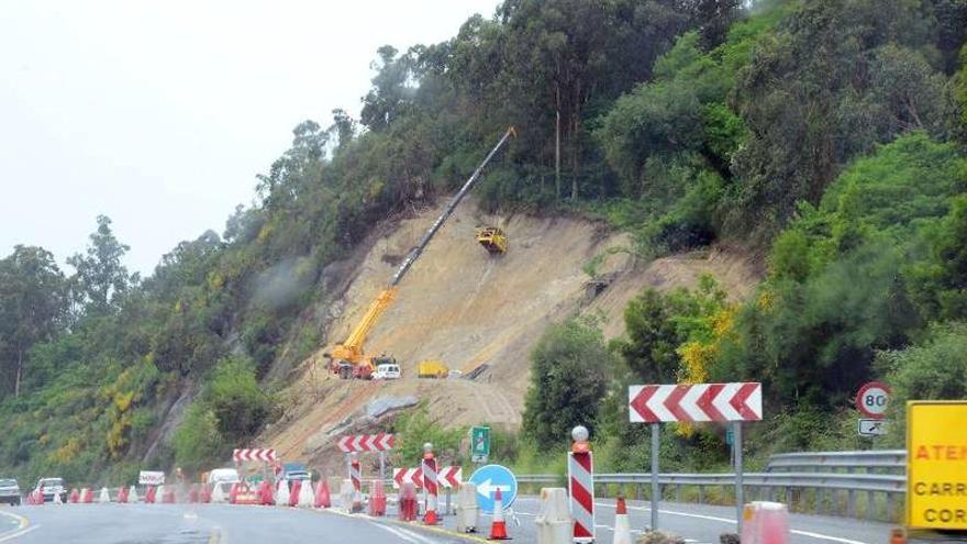 Obras de reparación del talud en el acceso principal a Cangas.