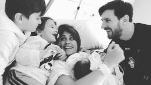 La familia Messi Roccuzzo al completo, con el tercer hijo de la pareja, Ciro