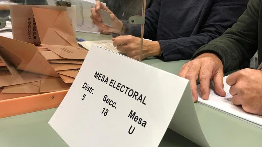 Una mesa electoral.