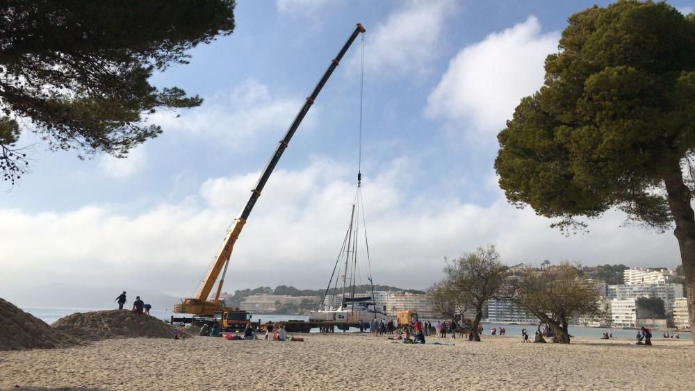 Gran despliegue para retirar el catamarán encallado en Santa Ponça