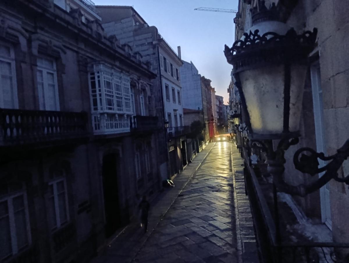 Una calle del casco histórico de Ourense, sin luz.