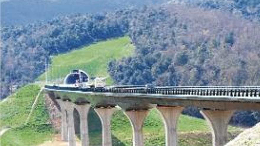 El viaducte de Mas Rubió a l&#039;entrada dels túnels per la Garrotxa.