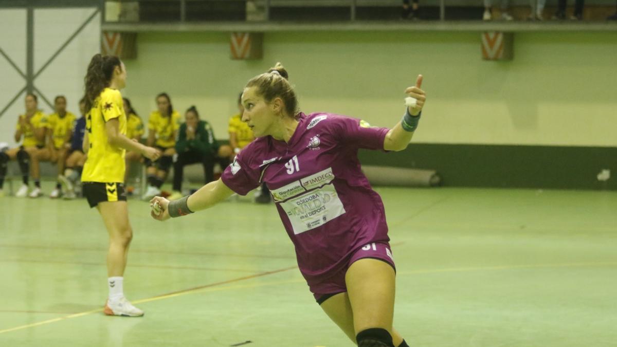 Adriana Chelaru celebra uno de los goles marcados en el encuentro ante el Lanzarote Puerto el Carmen.