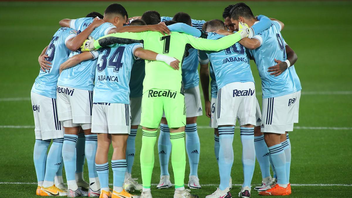 Los jugadores del Celta en los momentos previos al partido ante el Levante