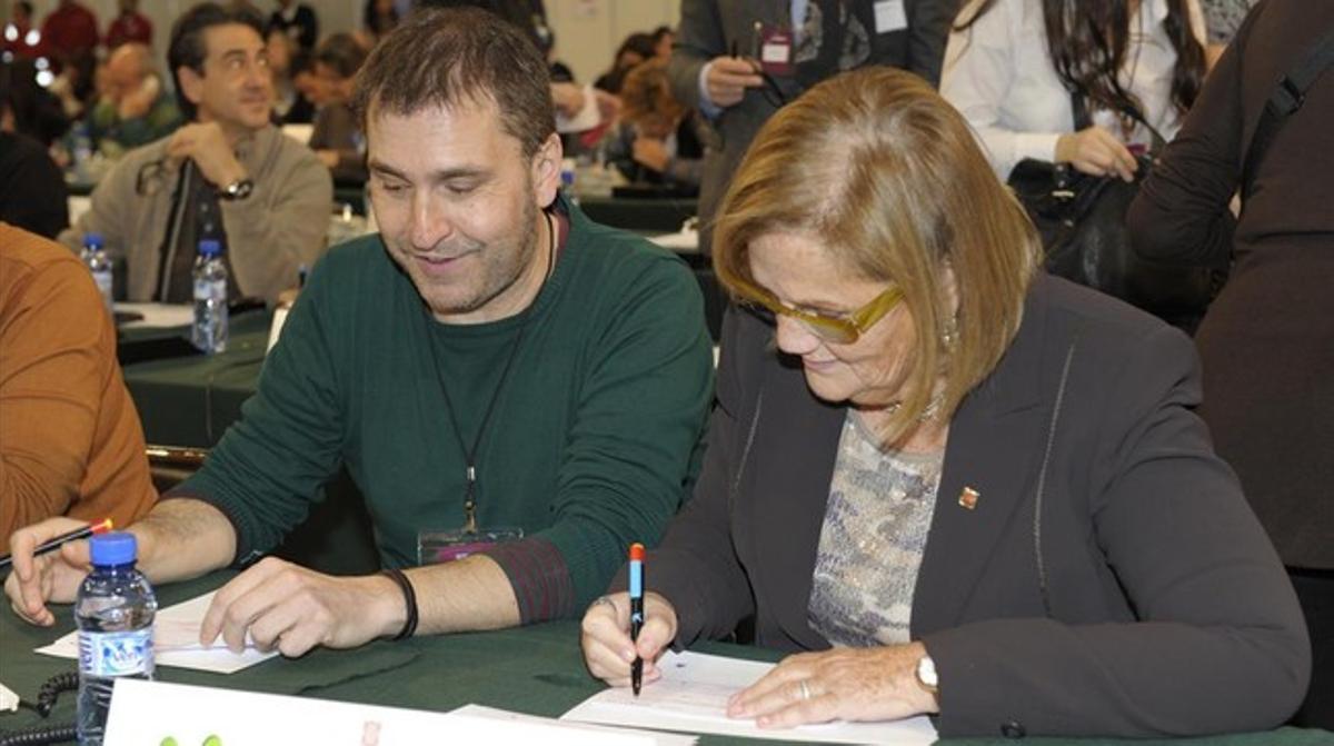 La presidenta del Parlament, Núria de Gispert, y el actor de ’La Riera’ Pol Berrondo.