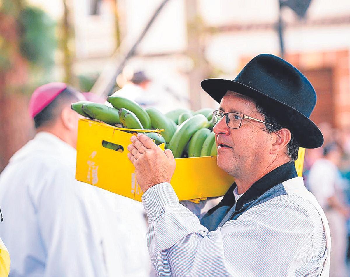 El alcalde de Arucas, Juan Jesús Facundo, ofrenda plátanos del municipio.