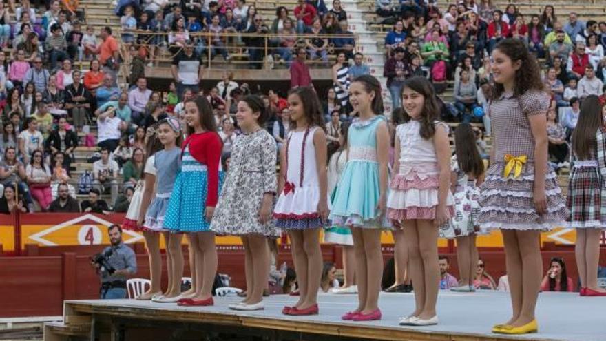 Las candidatas infantiles ayer durante el último ensayo previo a la Elección del viernes.