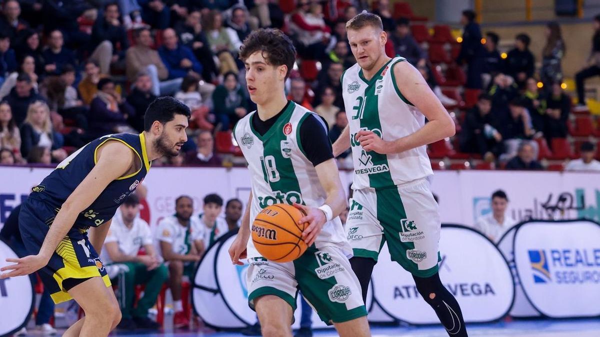 Guillermo del Pino conduce el balón en el encuentro contra el UDEA Algeciras de Vista Alegre.