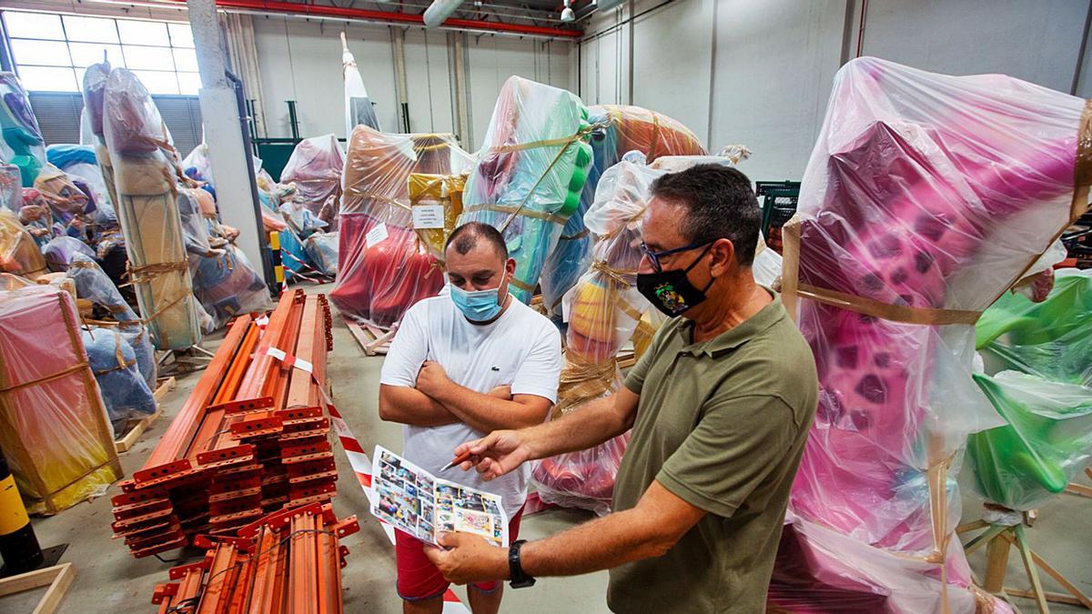 Los artistas Sergio Gómez y Pedro Espadero, rodeados de piezas de fallas almacenadas en Ciudad de la Luz que se plantarán en València 