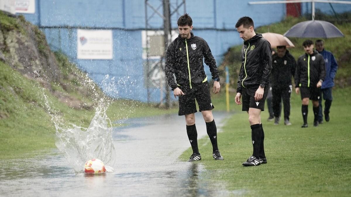 Los colegiados del encuentro entre el Cambados y el Compostela comprueban el estado del terreno antes de suspender el encuentro