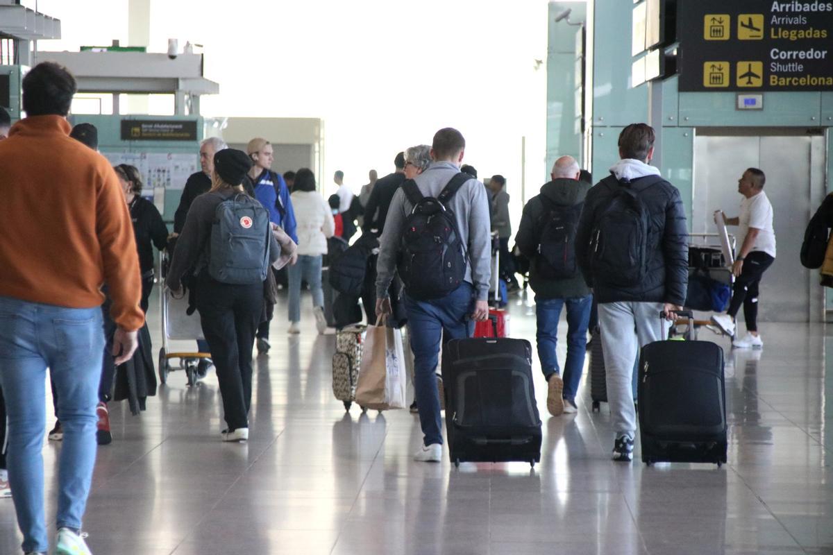 Passatgers amb maletes a l'aeroport de Barcelona
