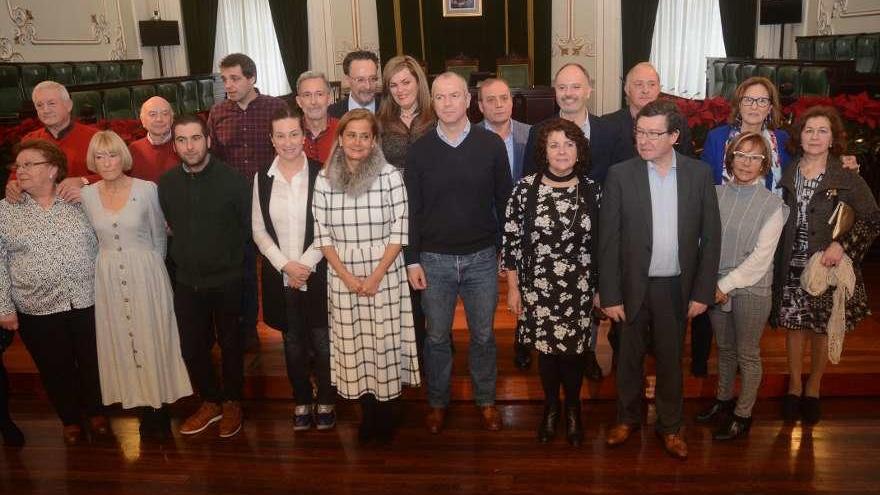 El equipo del gobierno provincial con los trabajadores de la Diputación jubilados este año. // Gustavo Santos