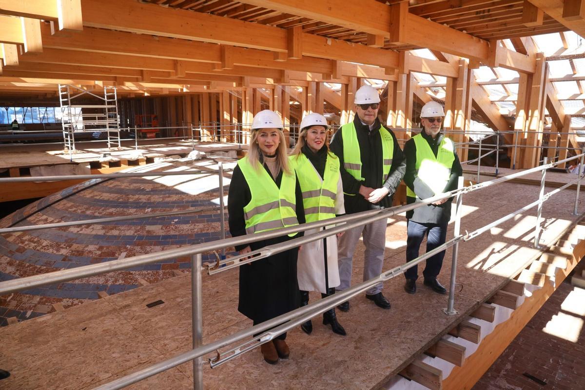 La consejera de Economía de la Junta de Andalucía, Carolina España, y la consejera de Cultura y Deporte, Patricia del Pozo, han visitado esta mañana las obras de la cubierta de la Catedral de Málaga, junto al obispo de Málaga, Monseñor José Antonio Satué.