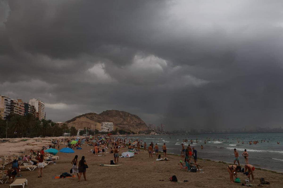 Así ha llegado la tormenta a la playa del Postiguet de Alicante