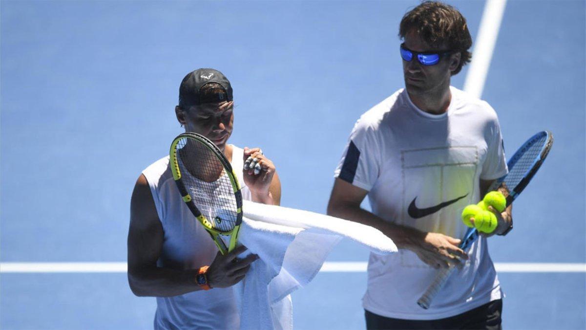 Moyà, durante un entrenamiento con Nadal en Melbourne