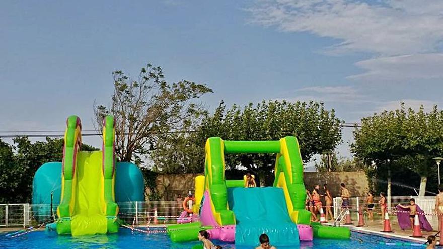 Las piscinas municipales acogieron un aquapark. |    