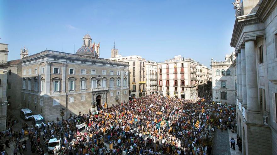 Miles estudiantes se manifiestan en Barcelona a favor de la independencia