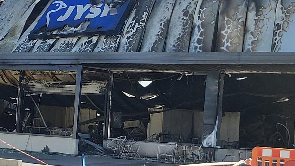Así ha quedado la tienda de muebles Jysk de Manacor tras en incendio