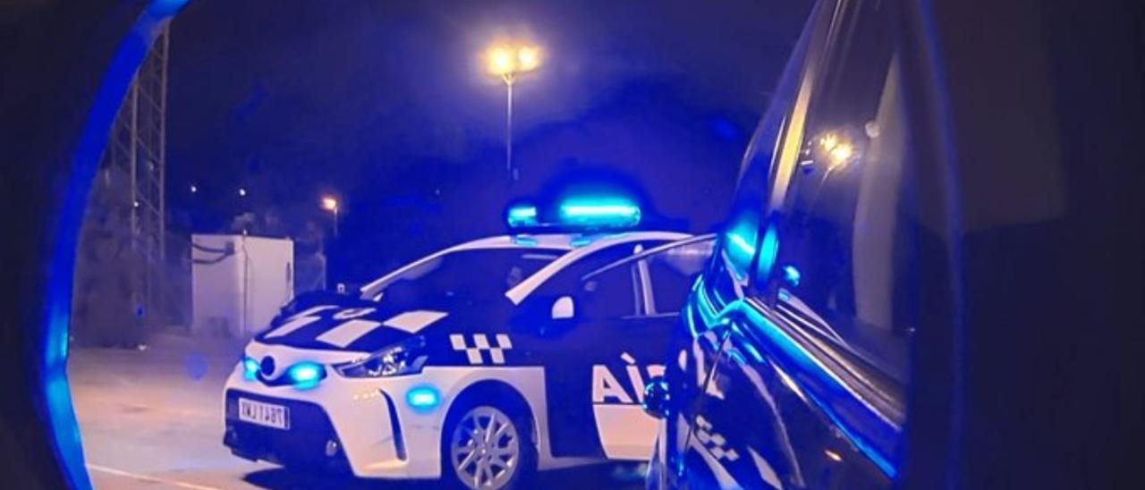 Vehículos de la Policía Local de Murcia, cuerpo que se encargó de la operación.