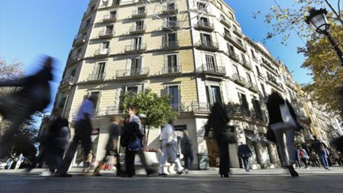 Edificio de paseo de Gràcia, número 30, en la confluencia con la calle Diputación.