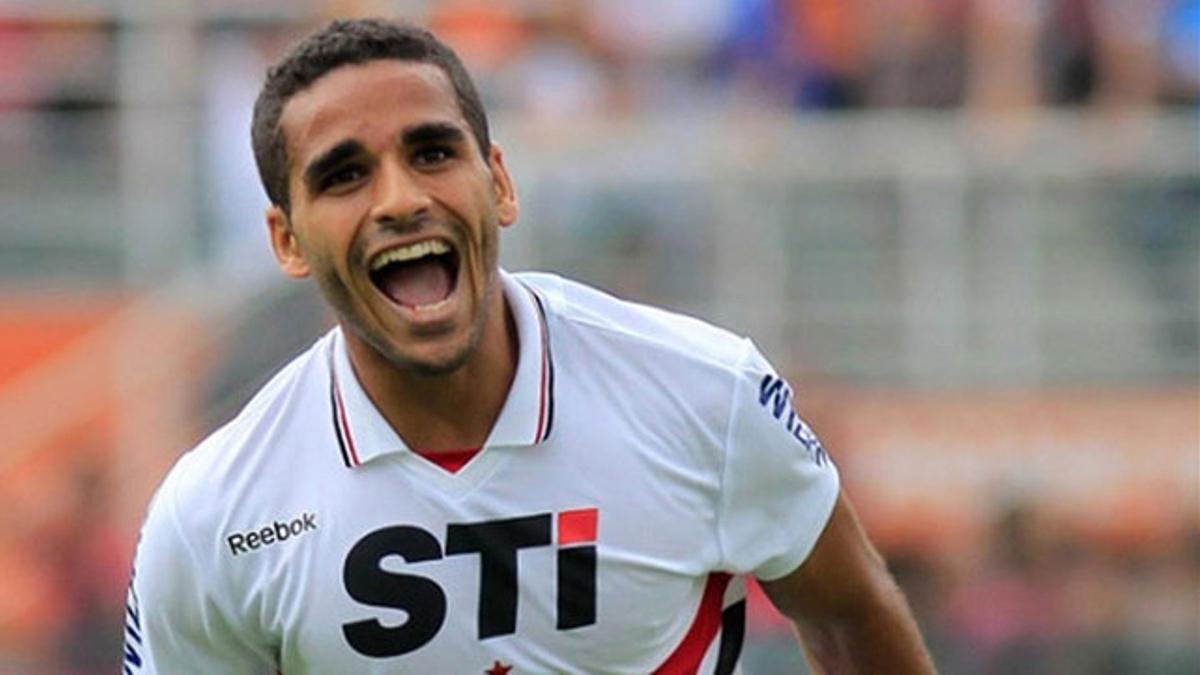 Douglas Pereira celebra un gol durante un partido con el Sao Paulo