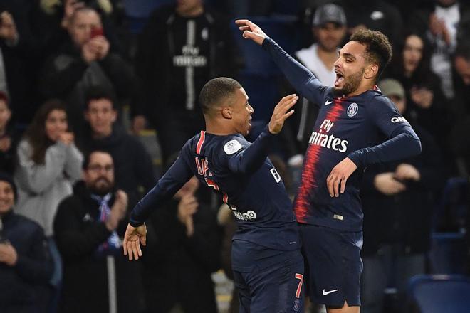 Layvin Kurzawa (R) celebra con Kylian Mbappe después de anotar un gol durante el partido de fútbol francés L1 entre Paris Saint-Germain y Montpellier en el estadio Parc des Princes.