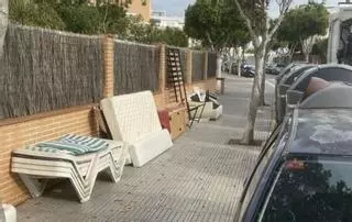 Multa a un «vecino incívico» por tirar en la calle muebles y enseres en Ibiza