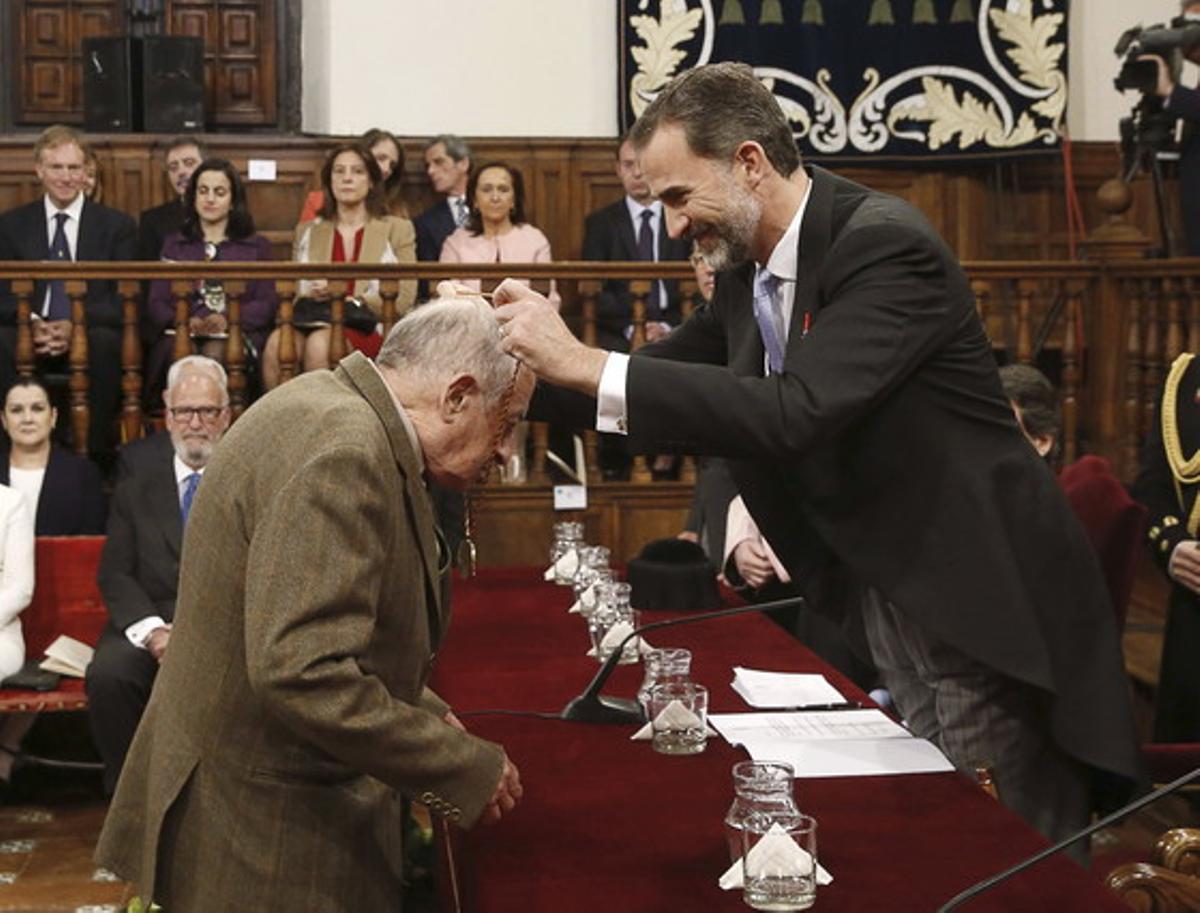 Juan Goytisolo rep el Cervantes de mà de Felip VI.