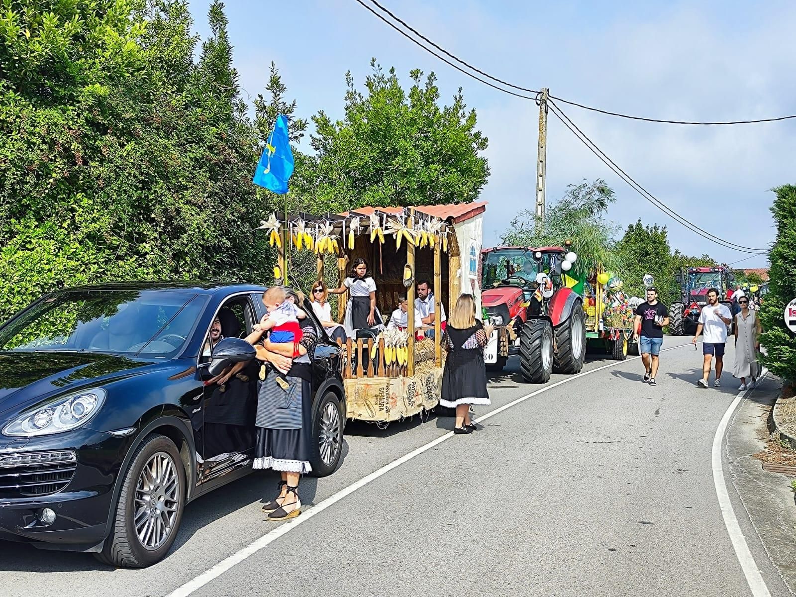 Quintueles, un derroche de color por San Bartolomé: así ha sido el desfile de carrozas