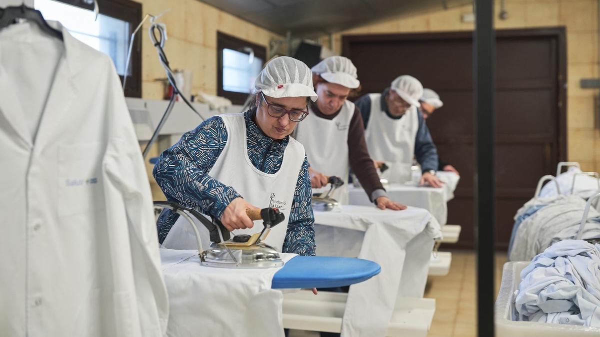 Servei de bugaderia del Centre de Treball Especial (CET) de la Fundació La Llar