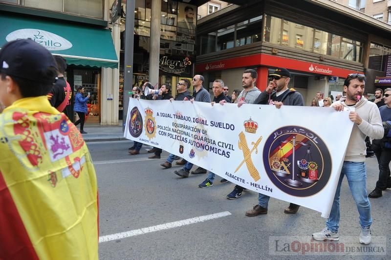 Miles de policías claman en Murcia para exigir "equiparación real" de sus salarios