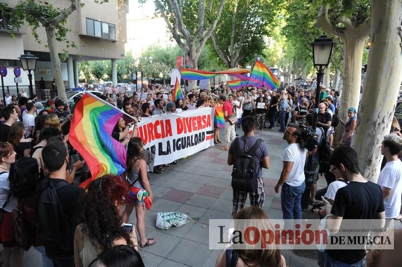 Concentración LGTBI en protesta por la manifestación neonazi del sábado