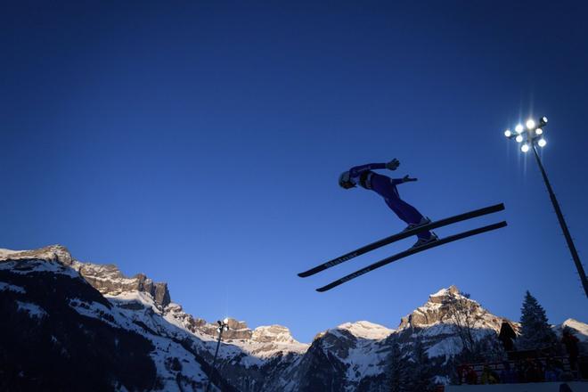 Simon Ammann compitiendo en la Copa del Mundo de saltos de esquí en Engelberg, Suiza.