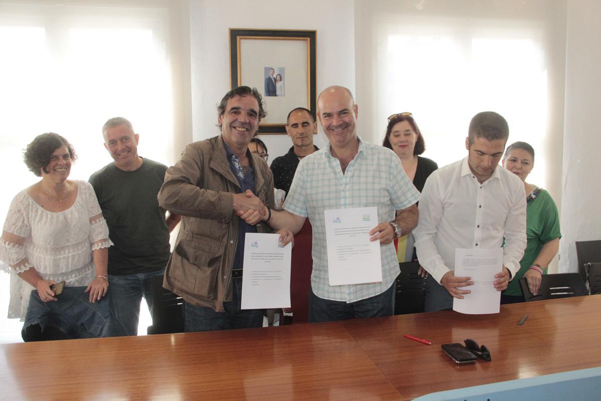 La firma del pacto de gobierno entre BNG y ACB en junio de 2019.