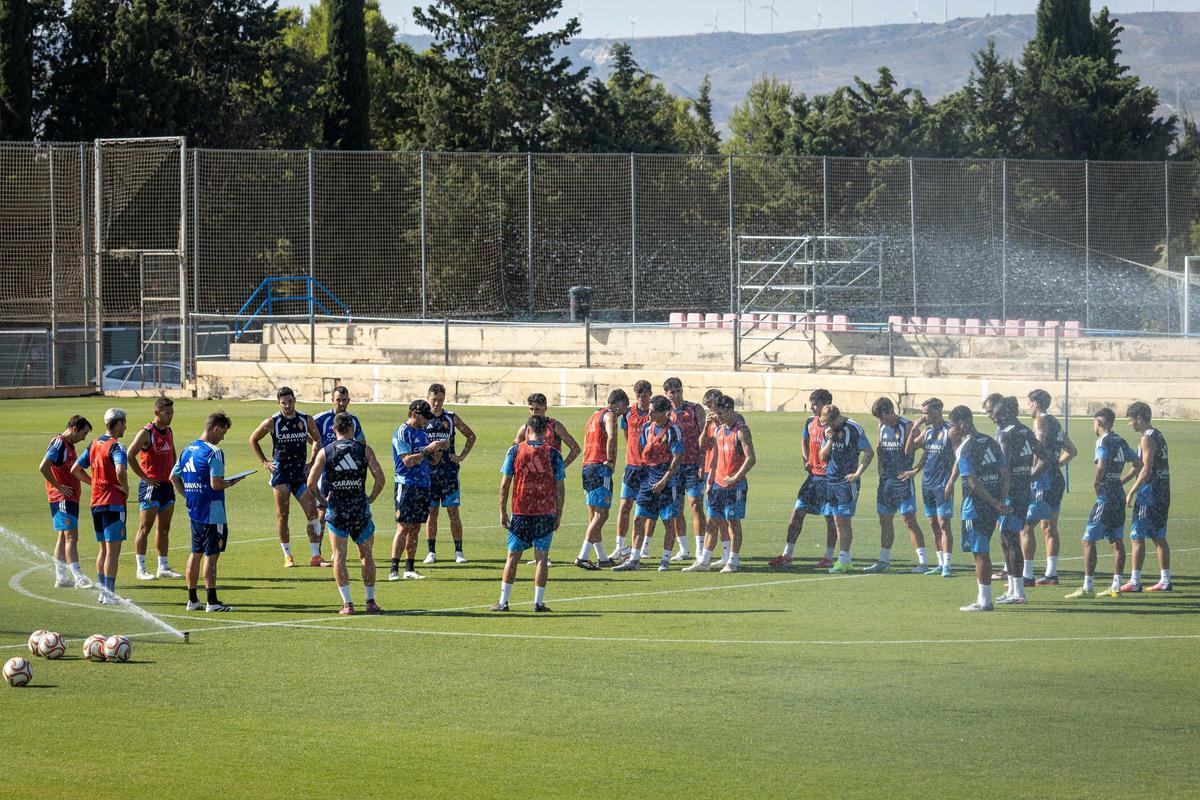 La afición abraza al Real Zaragoza en el entrenamiento de puertas abiertas en la Ciudad Deportiva La afición abraza al Real Zaragoza en el entrenamiento de puertas abiertas en la Ciudad Deportiva