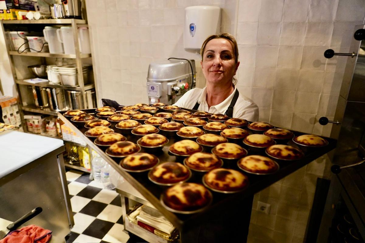 Una badeja de los conocidos pasteles de nata portugueses, recién salidas del horno.