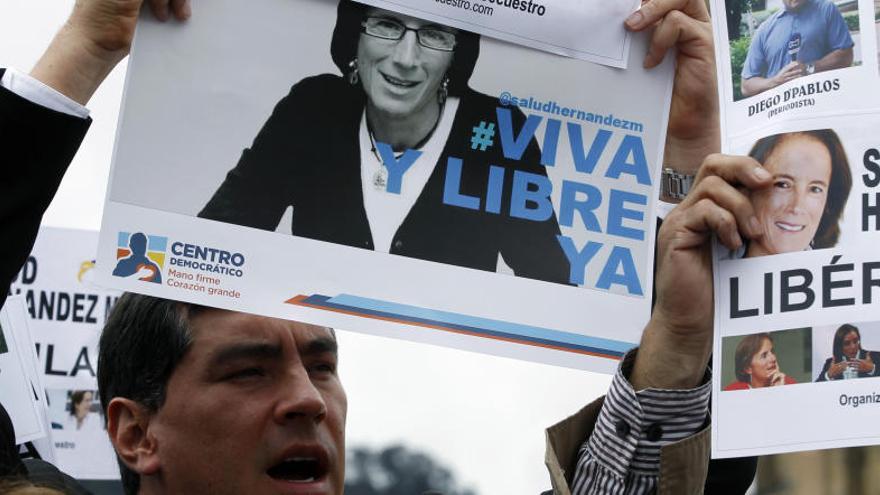 Un hombre exige la liberación de Salud Hernández en Bogotá.