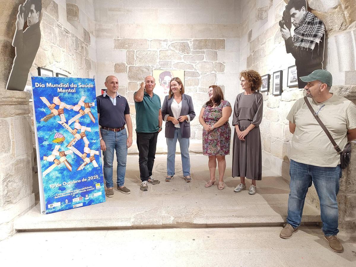 La alcaldesa de Cangas (segunda derecha) con ediles del PP y miembros de DOA en la exposición en A Capela do Hospital.