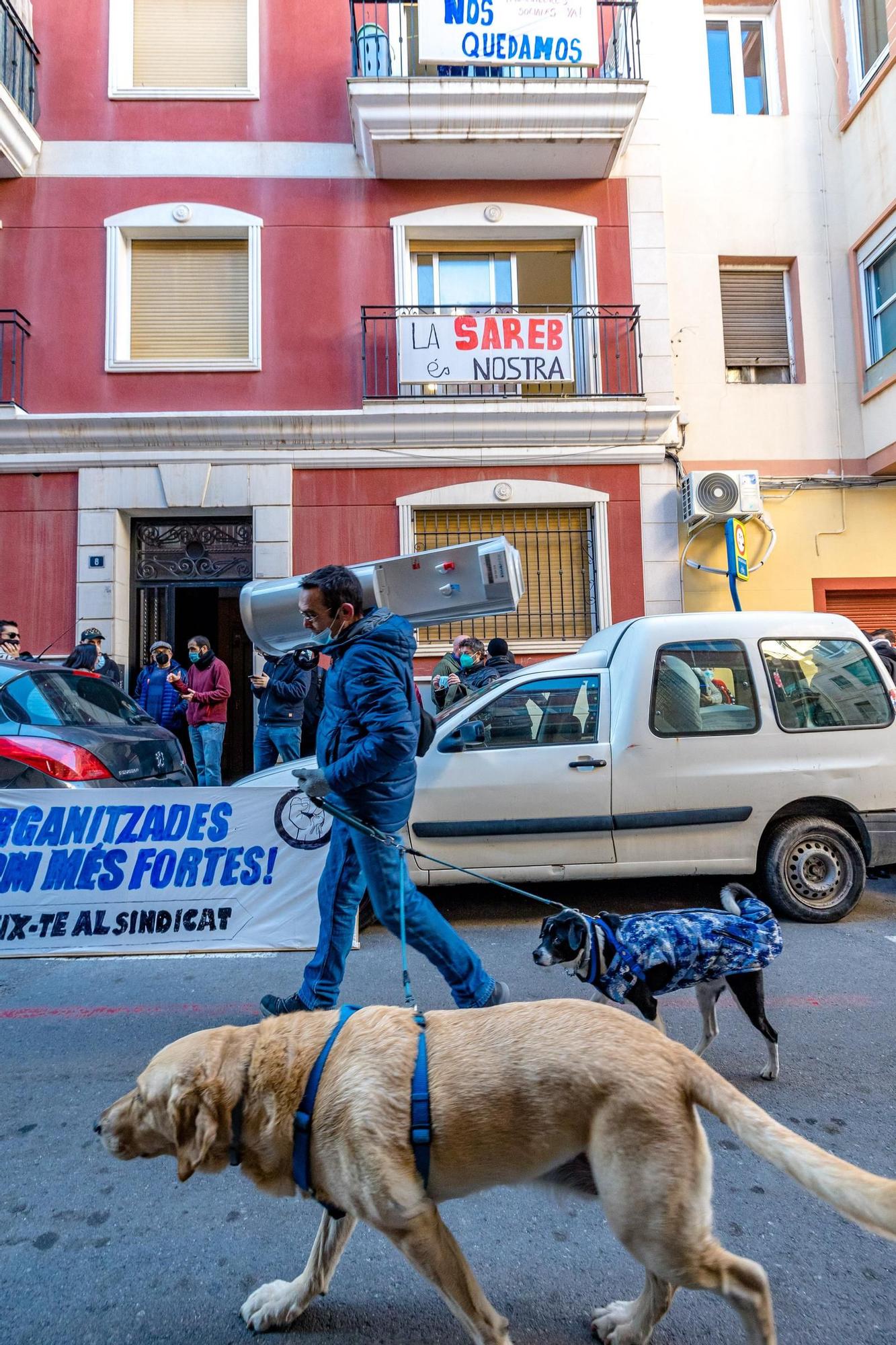 La presión social frenda del desahucio de tres familias en el barrio de Carolinas de Alicante