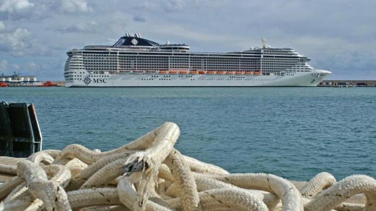 El crucero MSC Fantasía, atracado en el puerto de Palma