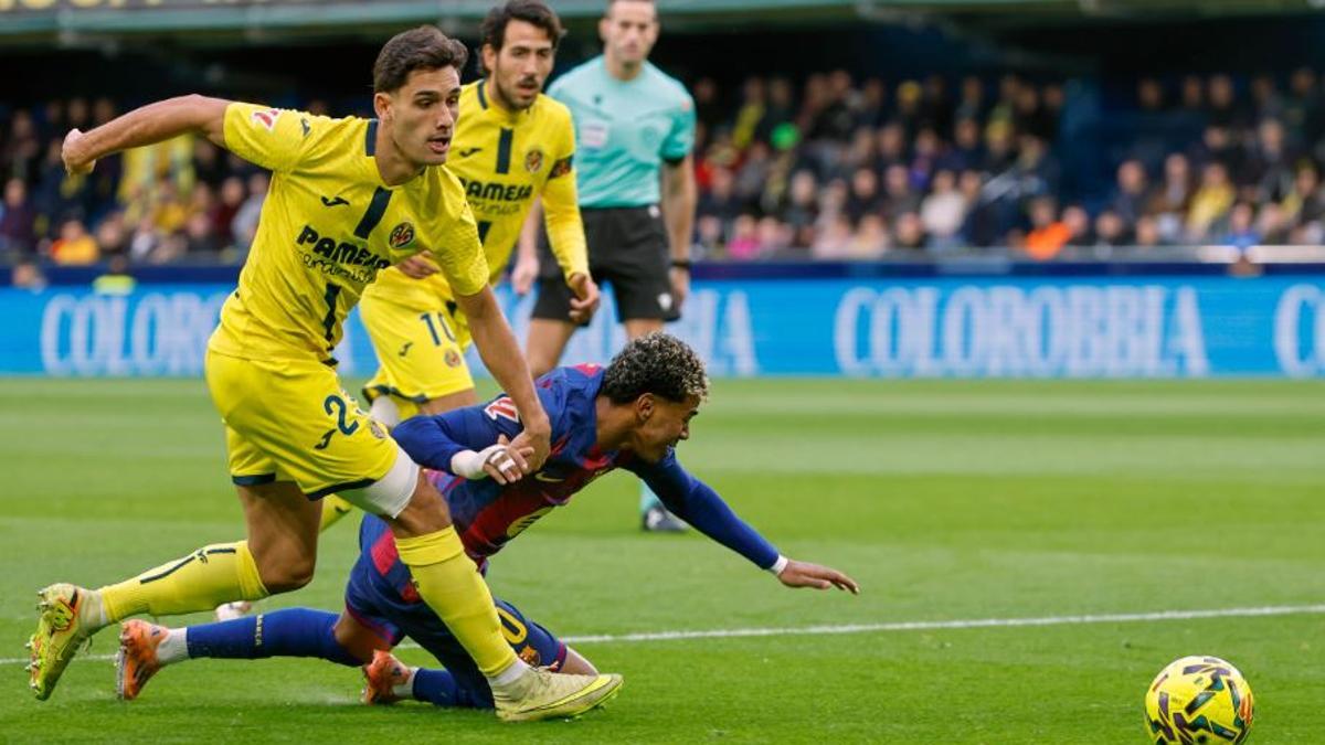 Cardona presiona a Lamine Yamal.