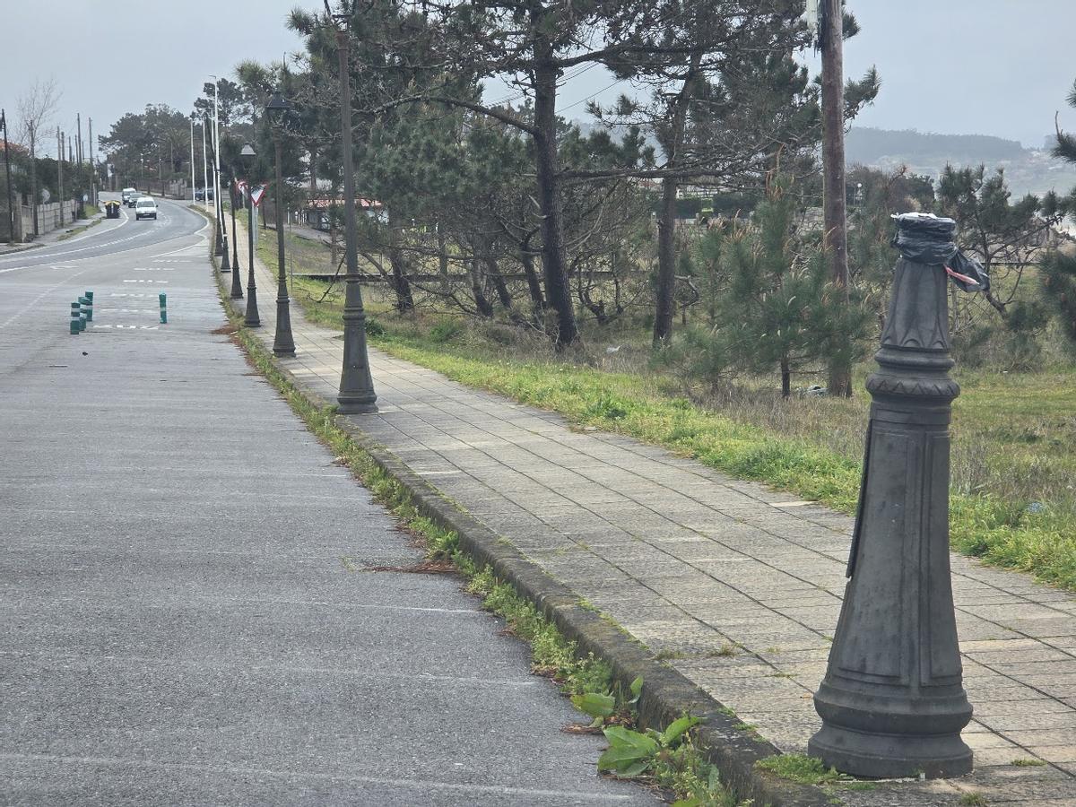 El acceso oeste a San Vicente desde la playa de A Lanzada, a la altura de Raeiros.