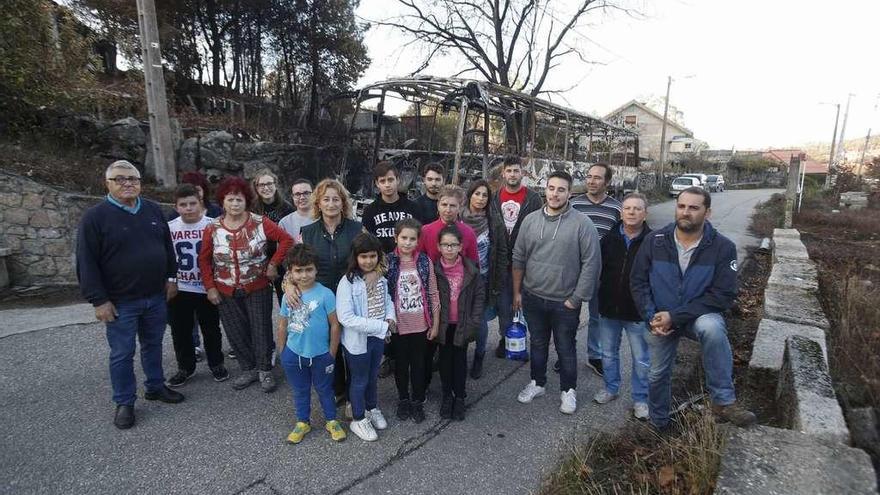 Vecinos de Chandebrito que sobrevivieron al incendio.